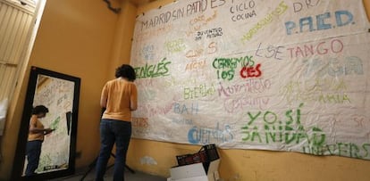 In&eacute;s Llin&aacute;s, portavoz del Patio Maravillas, frente a una pancarta en la planta baja del edificio que okuparon el 11 de junio.