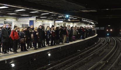 ARA7 LONDRES (REINO UNIDO) 06/02/2014.- Viajeros esperan en un andén de la estación de metro de Victoria, en Londres (Reino Unido), hoy, jueves 6 de febrero de 2014. La huelga que secundan los trabajadores del metro de Londres en protesta por el cierre de oficinas de billetes continúa hoy con una reducción del servicio del 70%, lo que ha afectado a millones de personas, informaron los sindicatos. El paro, que empezó el martes por la noche, afecta hoy a diez de las once líneas del metro, que en su mayoría funcionan con servicios mínimos, y medio centenar de estaciones permanecen cerradas. La "Circle Line", que circula por el centro de la capital británica, canceló su servicio al completo, igual que "Waterloo & City Line", la línea mas corta, que transporta pasajeros desde el Big Ben hasta la City (área financiera) que también está inactiva. EFE/Andy Rain