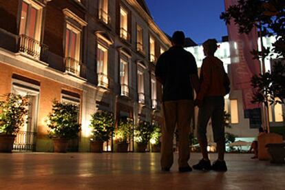 El Museo Thyssen-Bornemisza, de Madrid, abre por las noches cada verano, desde 1998, de martes a sábados, hasta las once.