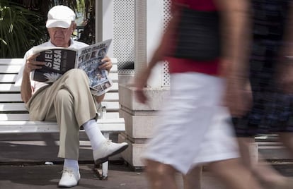 Un turista lee la prensa en el Paseo de los Ingleses de Niza.