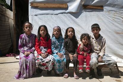 Niños y niñas de un asentamiento al oeste de Líbano posan para una foto que esperan que más adelante les hagamos llegar.