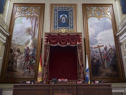 La mesa presidencial del Parlamento canario con los lienzos.