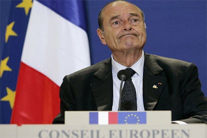 El presidente francés, Jacques Chirac, en la rueda de prensa tras el final de la cumbre.