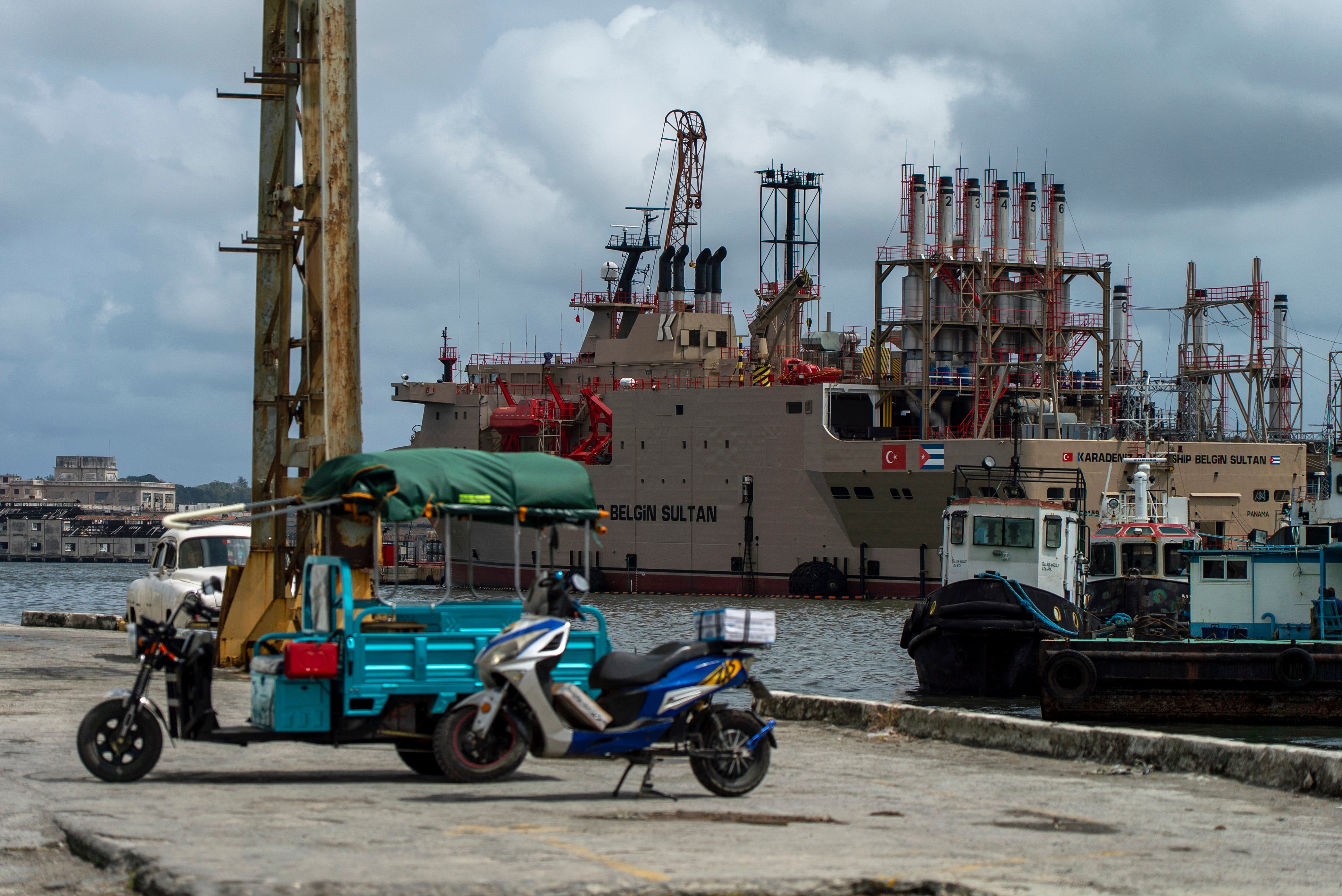 Un barco turco generador de electricidad en el puerto de La Habana, Cuba, el 19 de marzo.