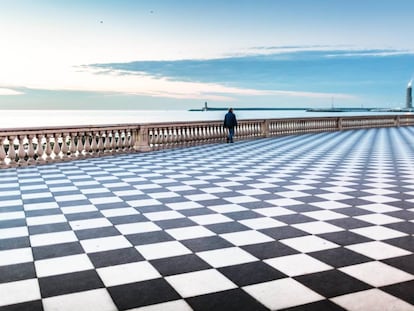 La terraza Mascagni, en Livorno, fue dise&ntilde;ada por Enrico Salvais en 1925. Su balaustrada cuenta con 4.100 columnas, y el suelo, con 34.800 losas blancas y negras. 