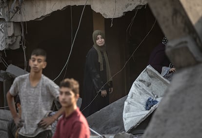 Una mujer llora mientras mira los trabajos de búsqueda de supervivientes este domingo en el campo de refugiados de Al Magazi.