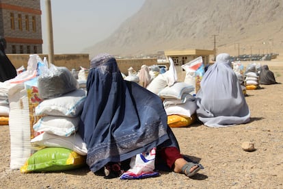 Distribution of food rations in the Afghan city of Kandahar, organized by a British NGO.