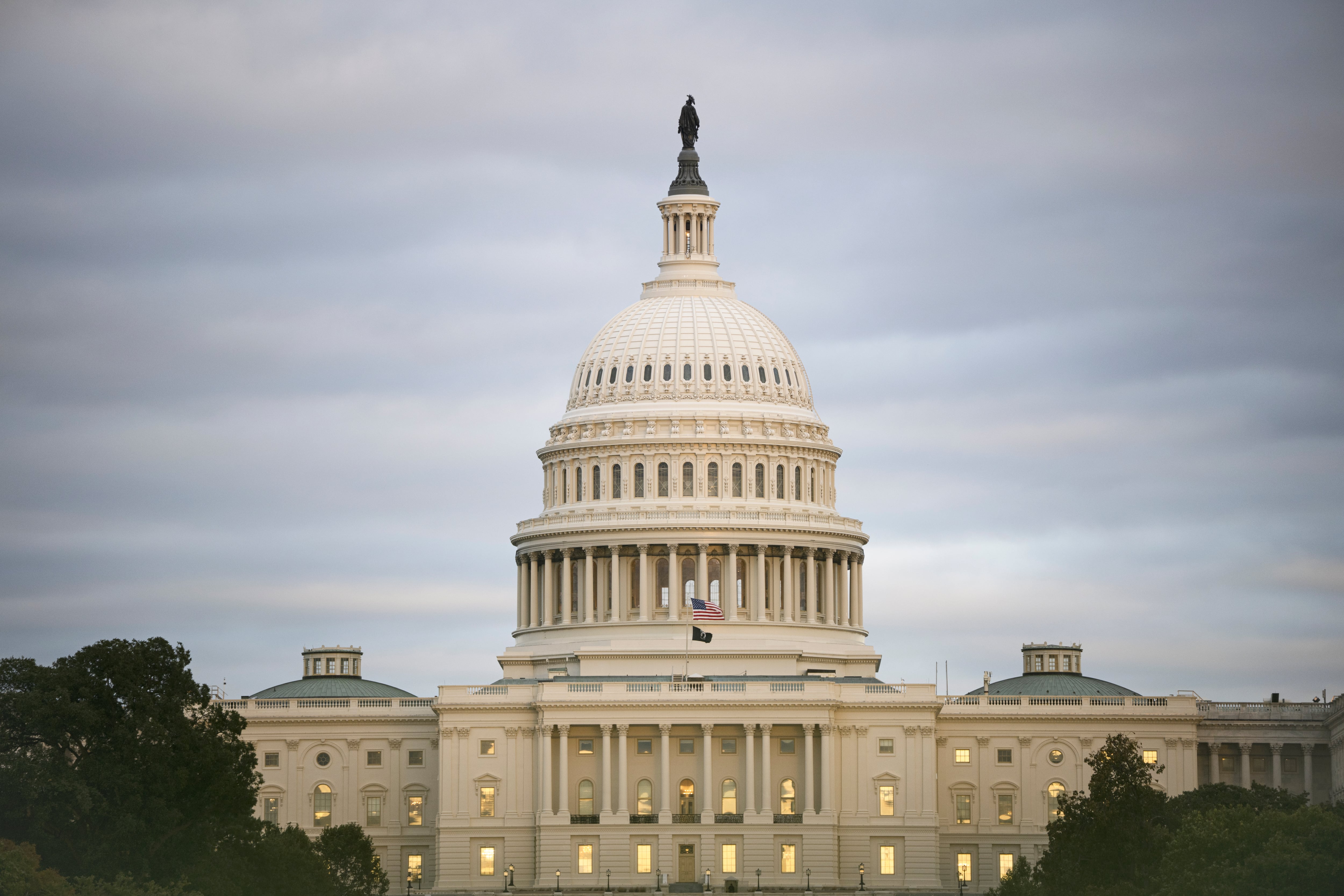 Una jueza prohíbe a Trump despedir a funcionarios durante el cierre del Gobierno de Estados Unidos