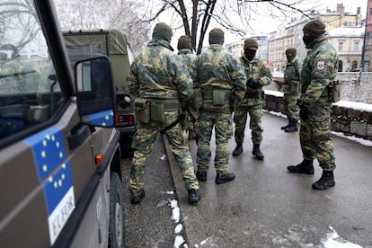 Soldados de la misión OTAN-EUFOR en Sarajevo, el lunes.