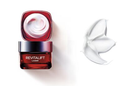 La crema Revitalift Láser Día, con una fórmula ligera y absorbente, es el broche final de una sencilla rutina cosmética