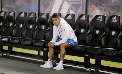 James Rodríguez, en el banquillo durante el partido ante Paraguay.