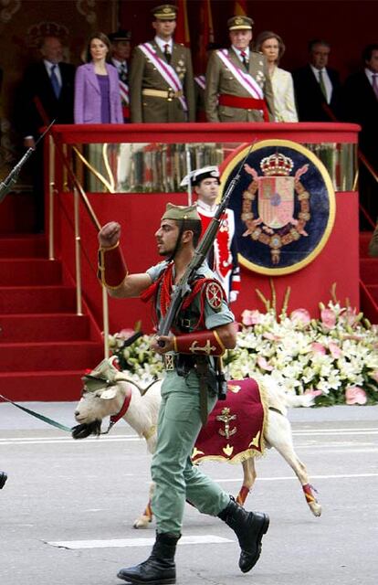 Un legionario pasa con la cabra ante los Reyes de España y los Príncipes de Asturias.