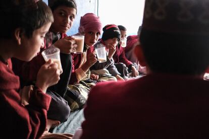 “Los jóvenes afganos necesitan saber que hay perspectivas laborales más allá de unirse a un grupo armado o de escapar del país para tratar de encontrar un trabajo en el extranjero”, explica Aboubacar Kampo, representante de Unicef en Afganistán. Un grupo de niños desayuna en el orfanato Shaheed Abdul Ahad Khan Karzai, en Kandahar.