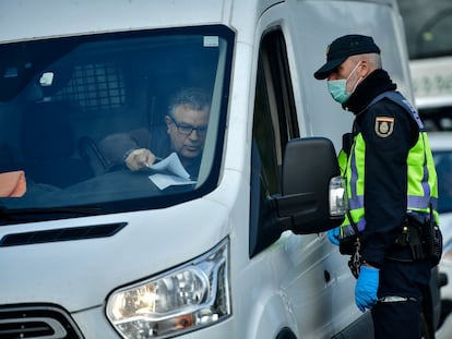 Control fronterizo en Irún, entre España y Francia, este martes.