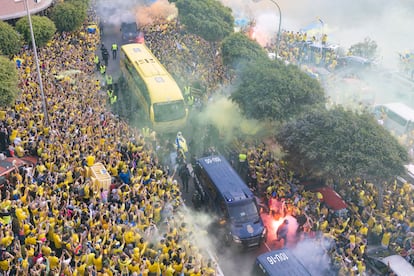 GRAFCAN1281. LAS PALMAS DE GRAN CANARIA (ESPAÑA), 27/05/2023.- Miles de aficionados han recibido a la UD Las Palmas en el exterior del estadio de Gran Canaria, donde se enfrenta este sábado al Deportivo Alavés, con el ascenso directo a Primera División en juego. EFE/Quique Curbelo
