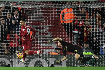 Firmino marca, mirando al tendido, el primer gol del Liverpool al Arsenal.