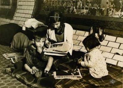 Un grupo de niños se protege de los bombardeos durante la Guerra Civil en los túneles del Metro.