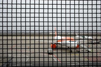 Avión de EasyJet parado en el aeropuerto berlinés de Tegel como consecuencia de la crisis del coronavirus.