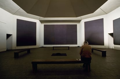 Un visitante en la Capilla Rothko, en Houston (Estados Unidos)