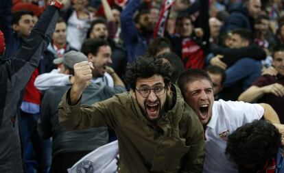 Aficionados del Sevilla en el partido ante el City.