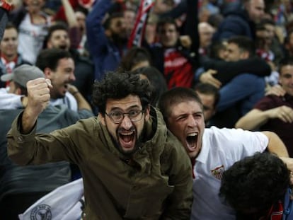 Aficionados del Sevilla en el partido ante el City.