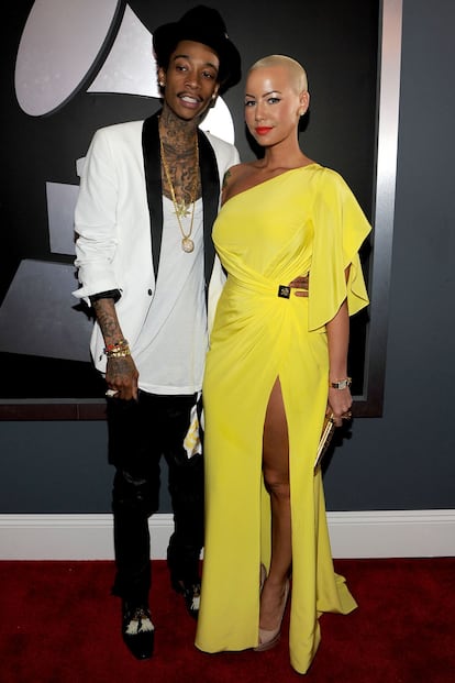 Wiz Khalifa y Amber Rose, en un llamativísimo vestido amarillo con una enorme abertura en la pierna, de Versace.