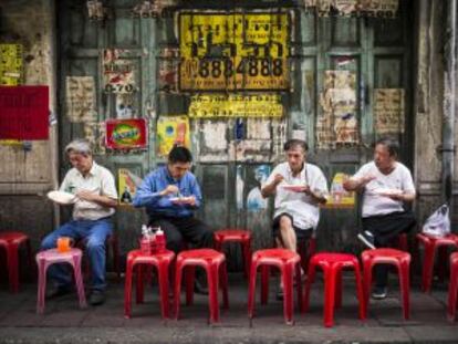 Comida callejera en el barrio de Chinatown de Bangkok (Tailandia).