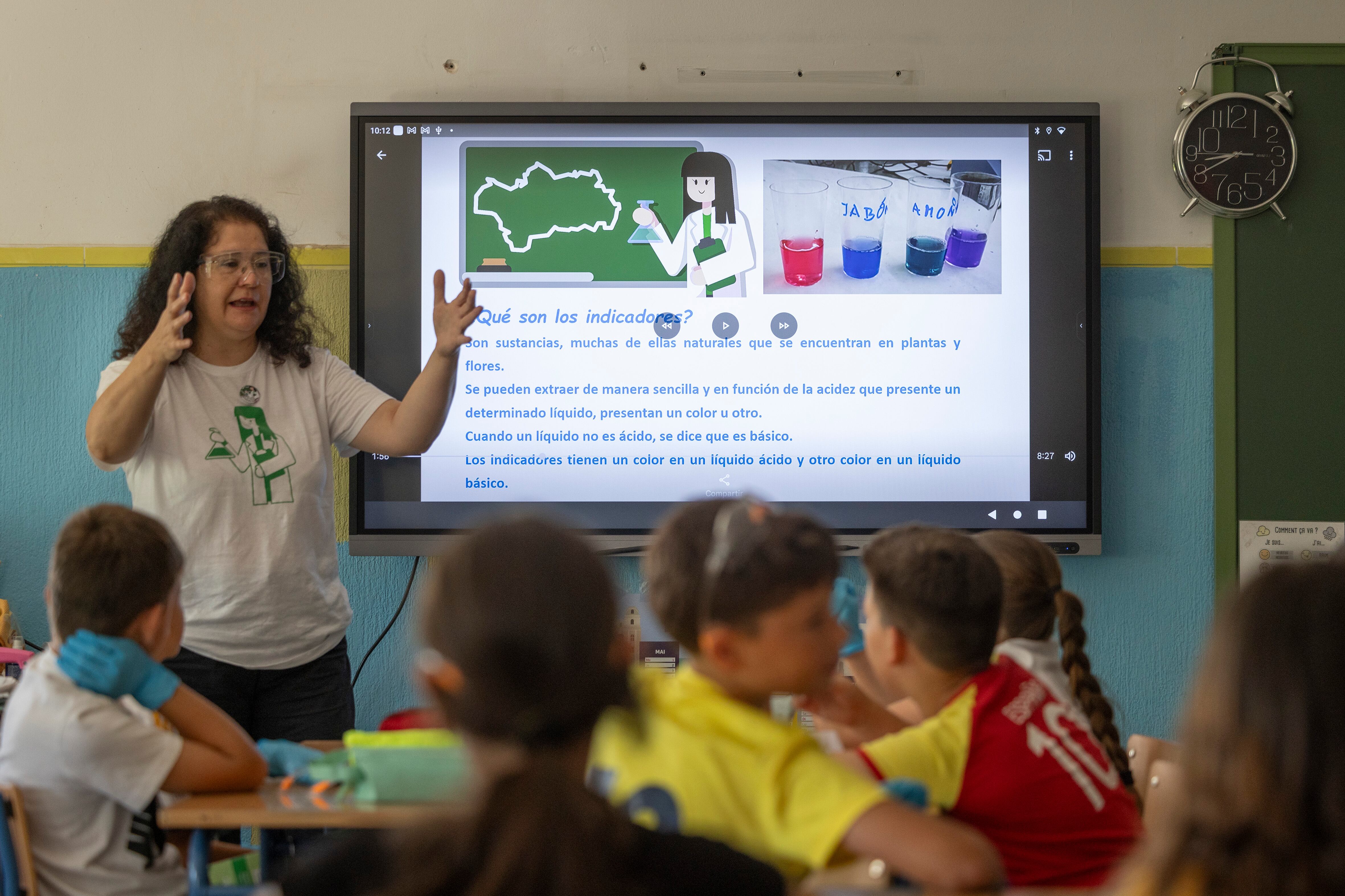 La química María del Mar Conejo, voluntaria del programa 'Una científica en tu cole andaluz', explica a los alumnos el experimento que van a realizar.