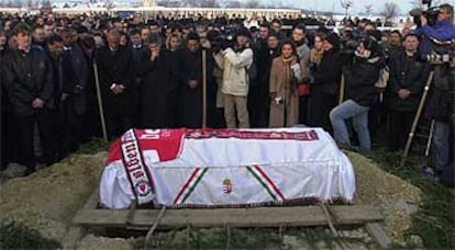 Un momento del funeral de Féher, con el mítico Eusebio junto al cámara de televisión de blanco, y detrás, a su derecha, Camacho, técnico del Benfica.