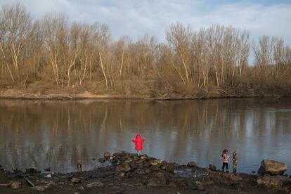 Unos niños, a orillas del río Evros.  