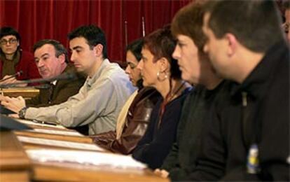 Los tres concejales de Batasuna (dcha.) escuchan al portavoz del PSE de Portugalete, Francisco Ruiz, en el pleno.