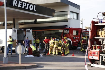 Efectius d'emergència a la gasolinera on s'ha produït l'accident.