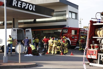 Efectius d&#039;emerg&egrave;ncia a la gasolinera on s&#039;ha produ&iuml;t l&#039;accident.