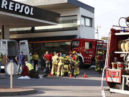 Efectius d&#039;emerg&egrave;ncia a la gasolinera on s&#039;ha produ&iuml;t l&#039;accident.