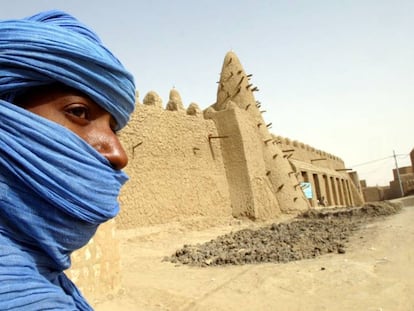 Un tuareg junto a la mezquita Djingayreber de Tombuctú, en Malí.