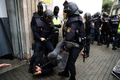 Agentes de la Policía Nacional desalojan el Instituto Jaume Balmes de Barcelona. Incidentes entre votantes y Guardia Civil y Policía Nacional en el día de la votación del referéndum ilegal independentista catalán del 1-O. Desafío independentista en Cataluña.