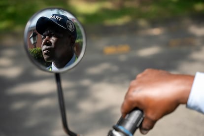 José Félix reflejado en el retrovisor de una moto durante un retén de controlen Cali.
