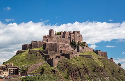 <a href="http://cardonaturisme.cat/ca/" target="_blank">Cardona</a>, a la comarca barcelonina del Bages, ha elevat l'extracció de sal a la categoria d'art. La vista del poble és fabulosa, amb un castell medieval de dimensions increïbles, que presideix des del punt més alt aquesta localitat que meravella també amb la seva <a href="http://cardonaturisme.cat/es/que-hacer/montana-de-sal/" target="_blank">Muntanya de Sal</a>, un fenomen natural únic al món amb un diapir d'uns dos quilòmetres de profunditat, del qual es va extreure sal fins al 1990. Avui es pot fer un recorregut per l'interior, a 86 metres de profunditat, descobrint a les galeries els colors de les diferents vetes de sal. Però l'experiència salina a Cardona no s'acaba aquí i es completa amb <a href="https://www.museodelasal.com/ " target="_blank">el Museu de la Sal Josep Arnau</a>, que mostra obres d'artesania realitzades en sal per un artista local, o <a href="http://www.tallerdesal.com/" target="_blank">el Taller Artesà de Sal</a>, on es poden comprar peces fetes amb sal. <br><br> El castell de Cardona és la fortalesa medieval més important de Catalunya, construïda al segle IX i residència entre els segles XI i XV dels ducs de Cardona, família que amb el temps va passar a ser la més important de tota la Corona d'Aragó i el seu creixent poder va fer que se'ls conegués amb l'àlies de “reis sense corona”. El 1724 va ser un dels últims reductes catalans que va caure davant de les tropes borbòniques de Felip V. Avui, perfectament rehabilitat i amb espectaculars vistes de tota la conca central del riu Cardener, conserva la torre de la Minyona, el pati Ducal, els baluards de defensa i l'antic Palau dels Ducs, avui convertit en <a href="https://www.parador.es/es/paradores/parador-de-cardona?utm_source=GoogleMyBusiness&utm_medium=linkgoogle&utm_campaign=paradordecardona&utm_term=organico&utm_content=ficha" target="_blank">parador</a>, a més de la col·legiata de Sant Vicenç, romànica, amb una nau central presidida per un ampli presbiteri.