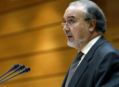 El vicepresidente segundo del Gobierno y ministro de Economía y Hacienda, Pedro Solbes, en el Pleno del Senado.