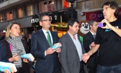 Dolores de Cospedal y Antonio Basagoiti pasean por Bilbao antes del mitin de ayer.