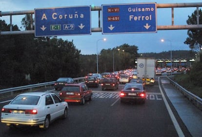 Filas de coches hacen cola para pagar el peaje de Audasa en A Coru&ntilde;a.