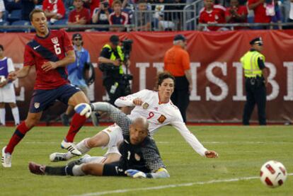 Torres bate a Howard en el cuarto gol del partido.