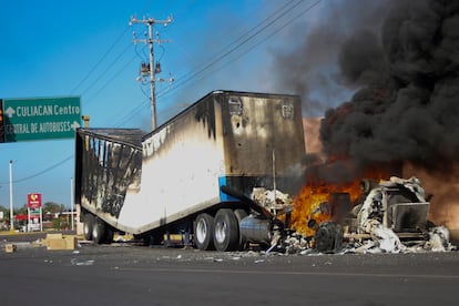 Un camión en llamas en las calles de Culiacán, la capital del Estado mexicano de Sinaloa, este jueves.