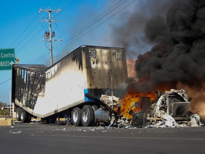 A truck on fire in the streets of Culiacán.