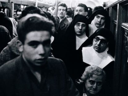 'Metro' (1959), una de las fotografías de Leopoldo Pomés incluidas en el libro y en la exposición.