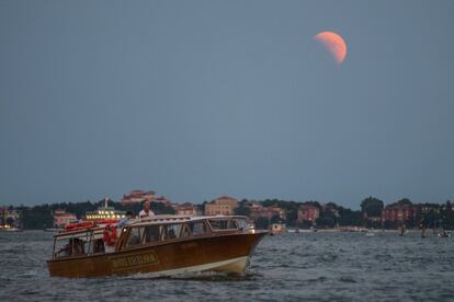 Una imagen de la Luna desde Venecia.