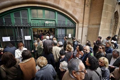 Decenas de personas se agolpan para votar en un colegio electoral del centro de Barcelona durante los comicios catalanes marcados por la alta participación, la más alta de las últimas ocho convocatorias autonómicas.