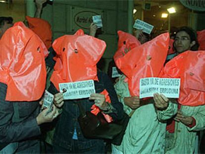 Concentración de Basta Ya frente a una sede de Batasuna en San Sebastián. PLANO MEDIO - ESCENA