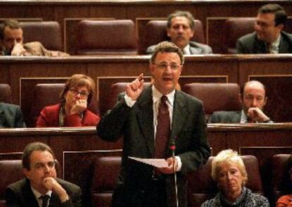 Jesús Caldera, durante su debate con Rodrigo Rato en el pleno de ayer del Congreso.