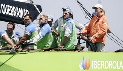 La infanta Cristina al timón del 'Desafío Español', antes del comienzo de la 18ª regata de la Copa Louis Vuitton (de la Copa del América) contra el 'Team New Zealand', en la que participó como tripulante, en junio de 2007.